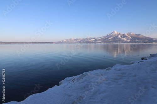 福島県の猪苗代湖のしぶき氷と磐梯山