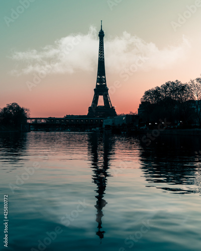 tour Eiffel reflet sur seine au lever de soleil