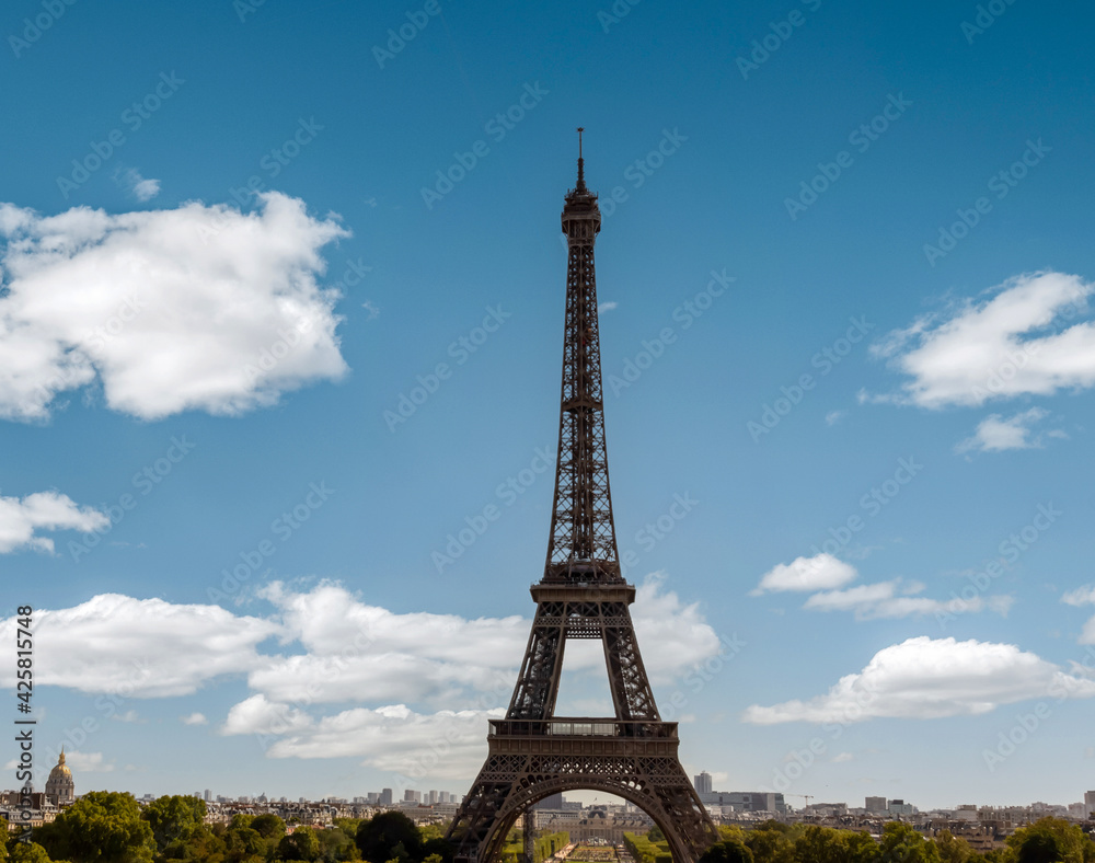 Torre Eiffel vista desde la ciudad