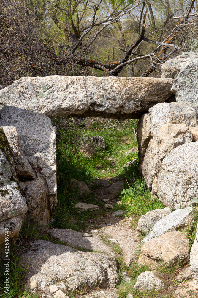 Paseando entre las ruinas de piedra de una presa Paseando entre las ruinas de piedra de una presa