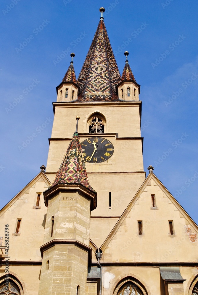 Fototapeta premium The Lutheran Cathedral of Saint Mary (Romanian: Biserica Evanghelică din Sibiu) is the most famous Gothic-style church in Sibiu, Transylvania, Romania. 