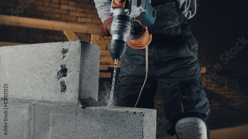 Obraz na plátně Crop builder drilling concrete brick