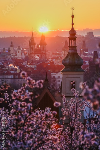 Obraz na płótnie A sun rising above the Prague cityscape in spring. w salonie