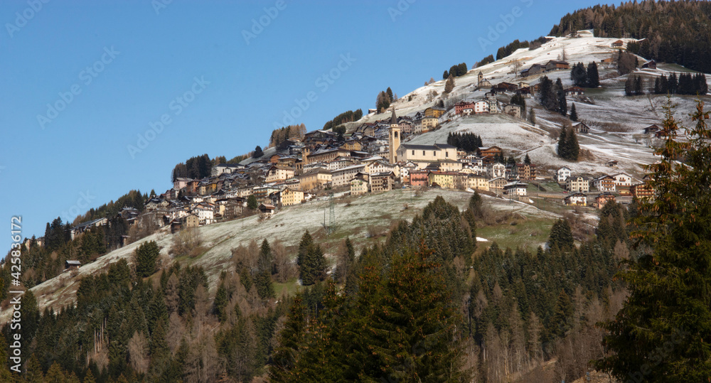 la cittadina di Dosoledo sulle Dolomiti bellunesi