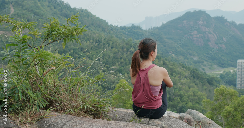 Naklejka premium Woman look at the city view from top