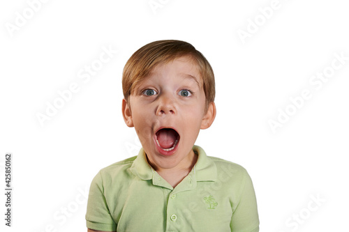 Porträt eines Kindes auf einem weißen Hintergrund, das überrascht und schockiert ist mit offener Mund