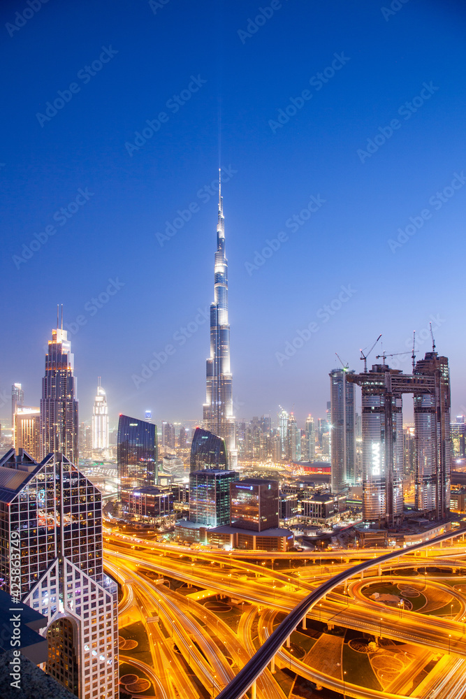 Fototapeta premium DUBAI, UAE - FEBRUARY 2018: Dubai skyline with Burj Khalifa