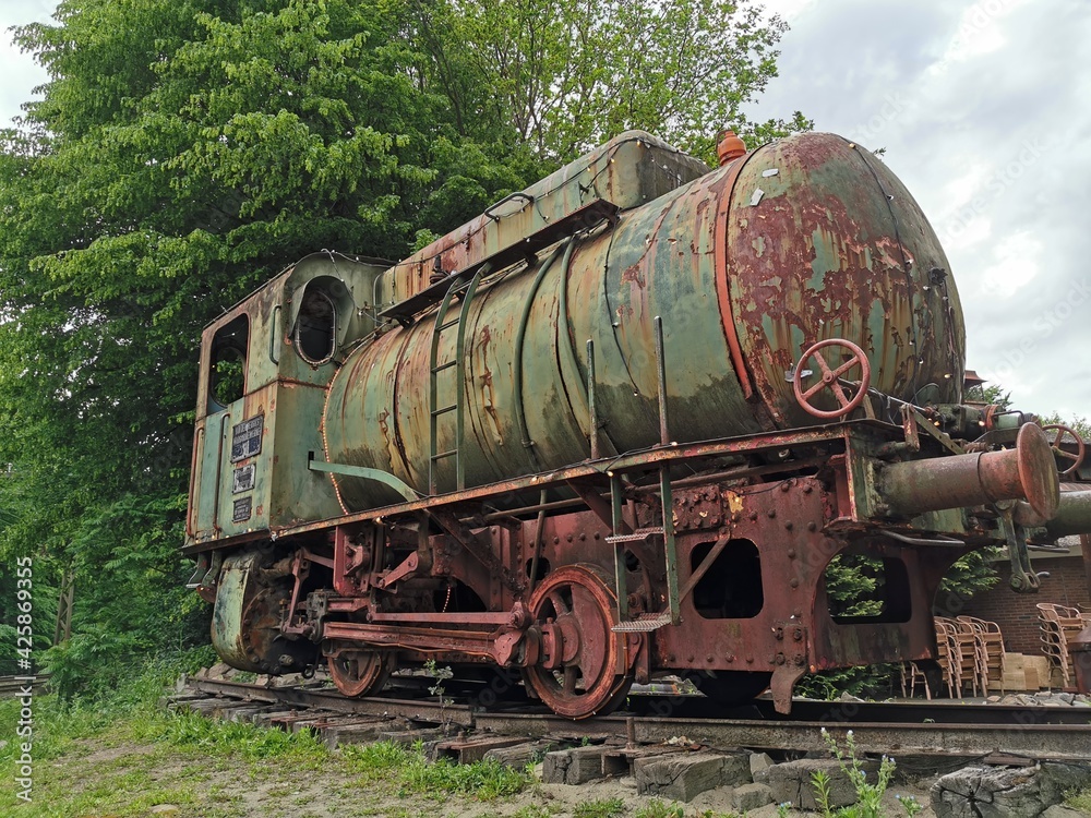 Naklejka premium Rusted old steam train