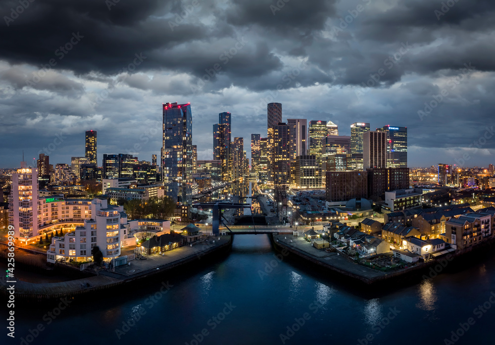 Fototapeta premium The illuminated skyscrapers of the financial district Canary Wharf and the Docklands during dusk, London, Unuted Kingdom
