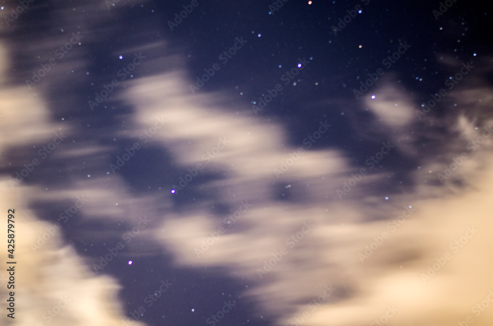 Fototapeta premium Estrelas entre nuvens