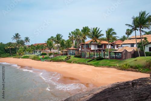Costa de playa del caribe con casas lujosas y palmeras photo