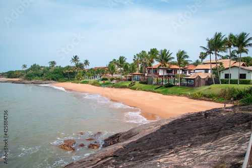 Fototapeta Naklejka Na Ścianę i Meble -  Costa de playa del caribe con casas lujosas y palmeras