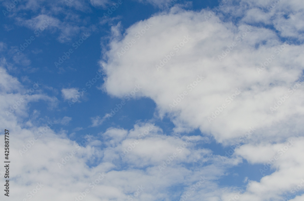 Obraz premium Blue sky with white clouds in spring.