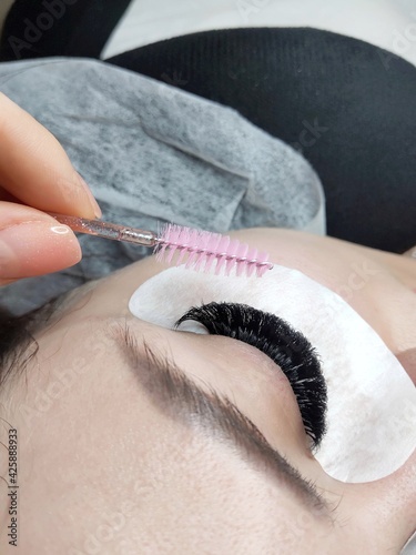Hairing lash extensions with pink brush  © Наталья Добровольска