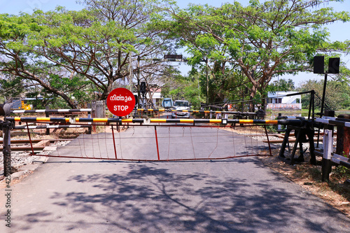 Fotografie indian railway level crossing gates with stop board