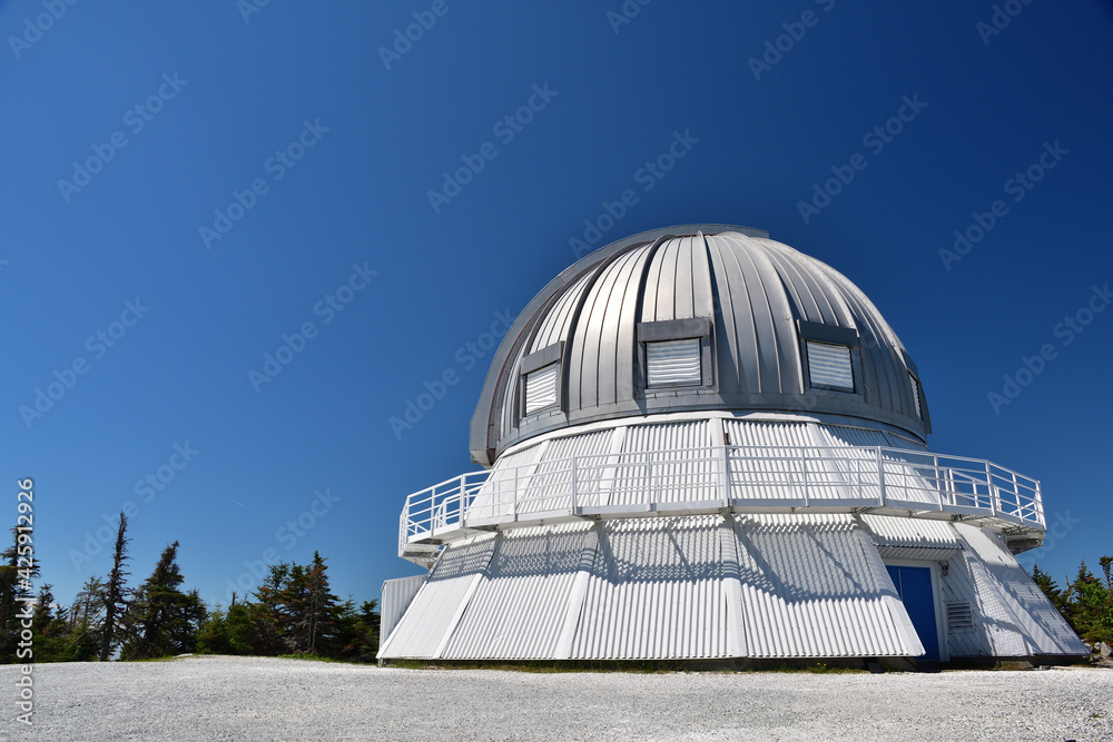 Obraz premium Mont-Megantic National Park Astronomical observatory, Astrolab, clear blue sky
