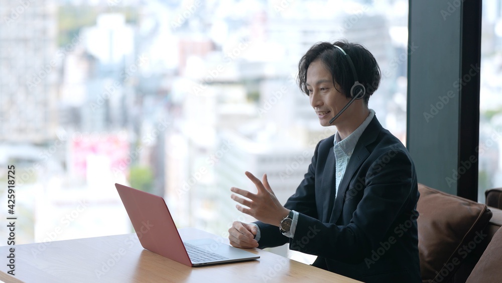 パソコンでリモートワークをするビジネスマン