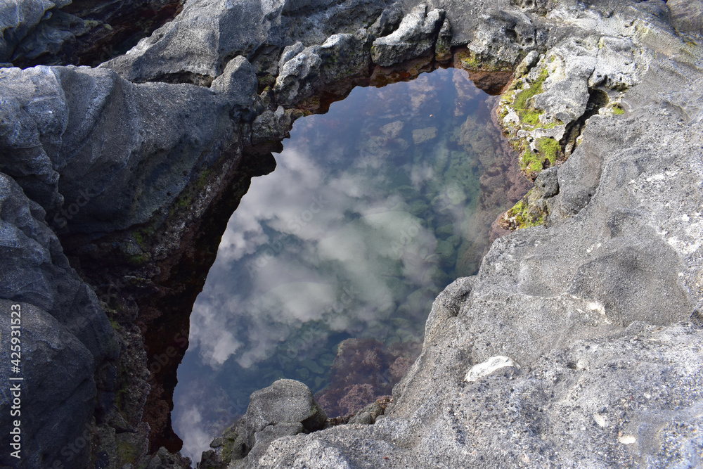 海の中にある透明な海の岩の池