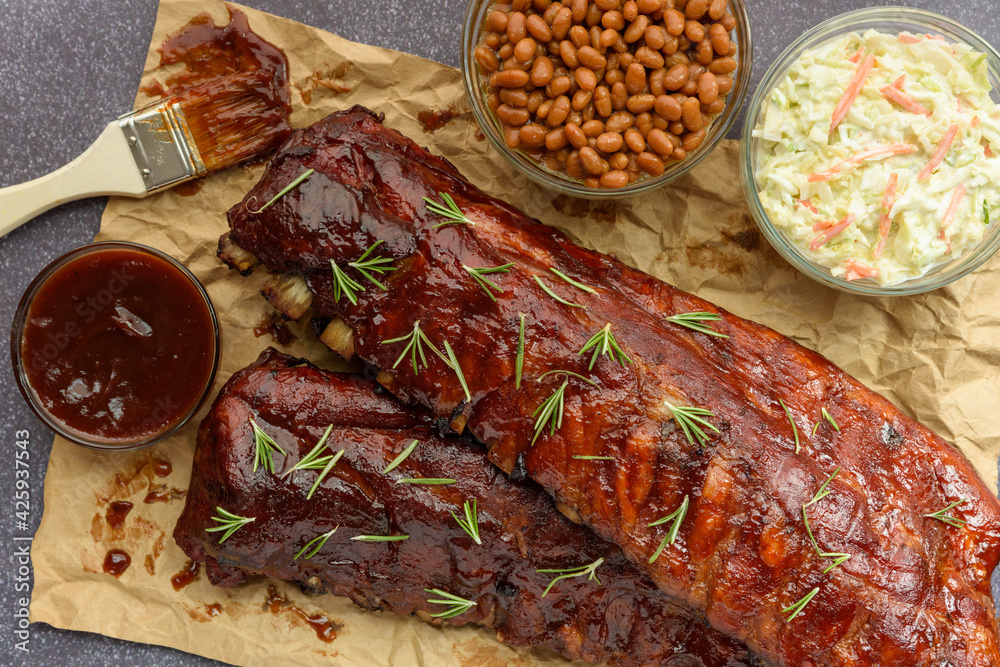 Overhead Smoke Rack Foto de Overhead image of two racks of smoked pork BBQ ribs covered in ...