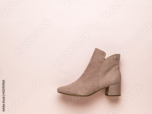 Foto Light women's beige suede boot on a light beige background