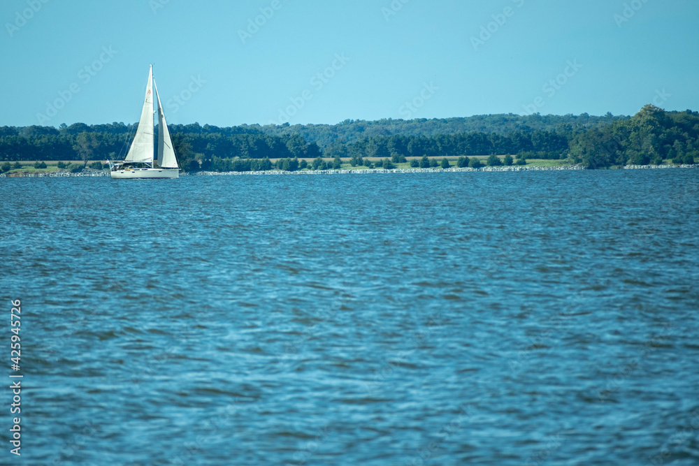 Obraz premium A sailboat on the river