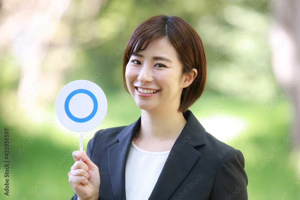 〇札を持つ女性社員 〇札を持つ女性社員