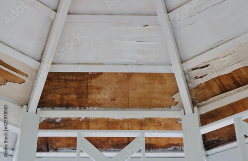 Foto The wall, ceiling and roof of a damaged wooden pavilion are under renovation pro
