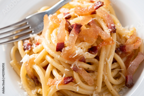 Piatto di deliziosi bucatini alla carbonara, Cucina Italiana photo