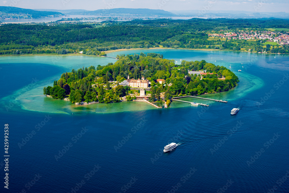 Insel Mainau mit Schiff von oben