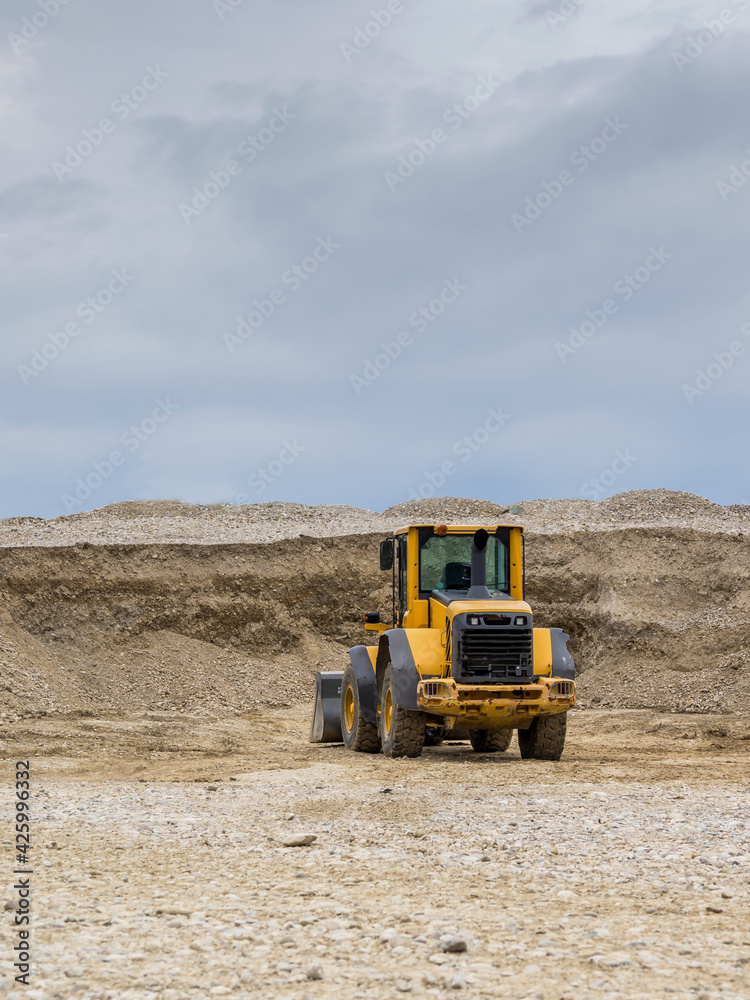 Bagger auf einer Baustelle. Wohnhaus wird gebaut Bagger auf einer Baustelle. Wohnhaus wird gebaut