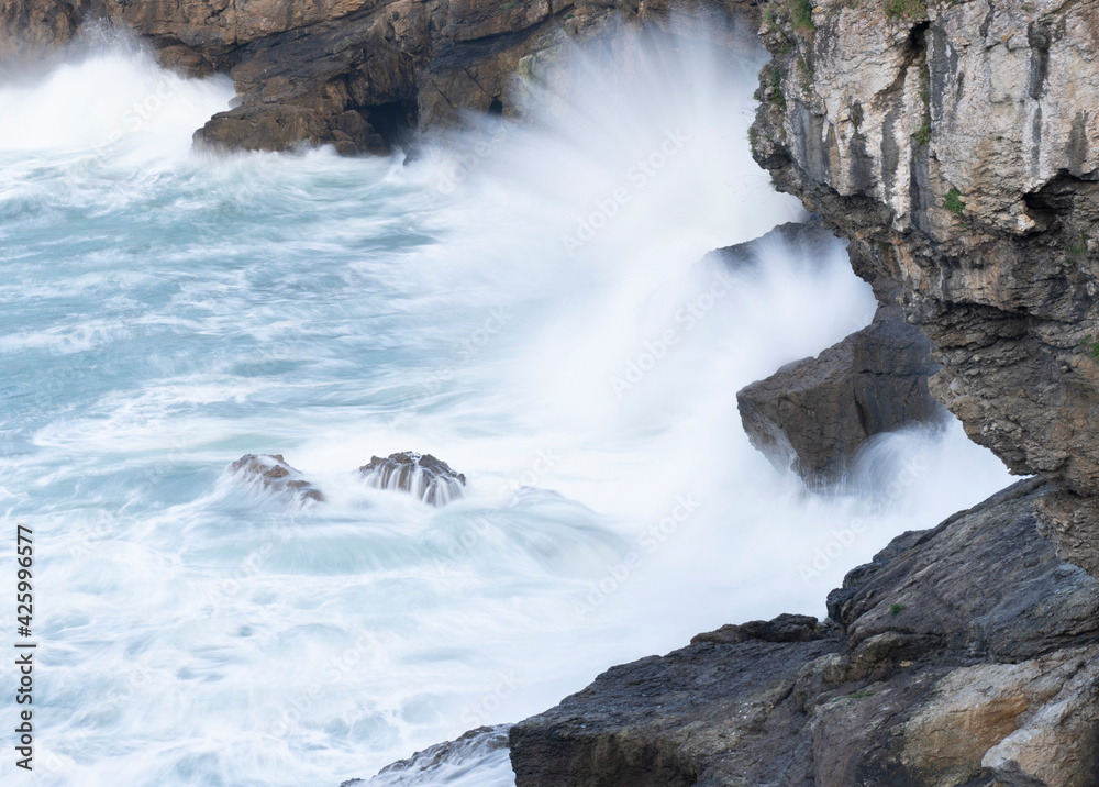 Obraz premium wild waves in the coast of Lekeitio, Basque country