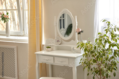 Fotografia portrait of vintage vanity table set with stool and mirror
