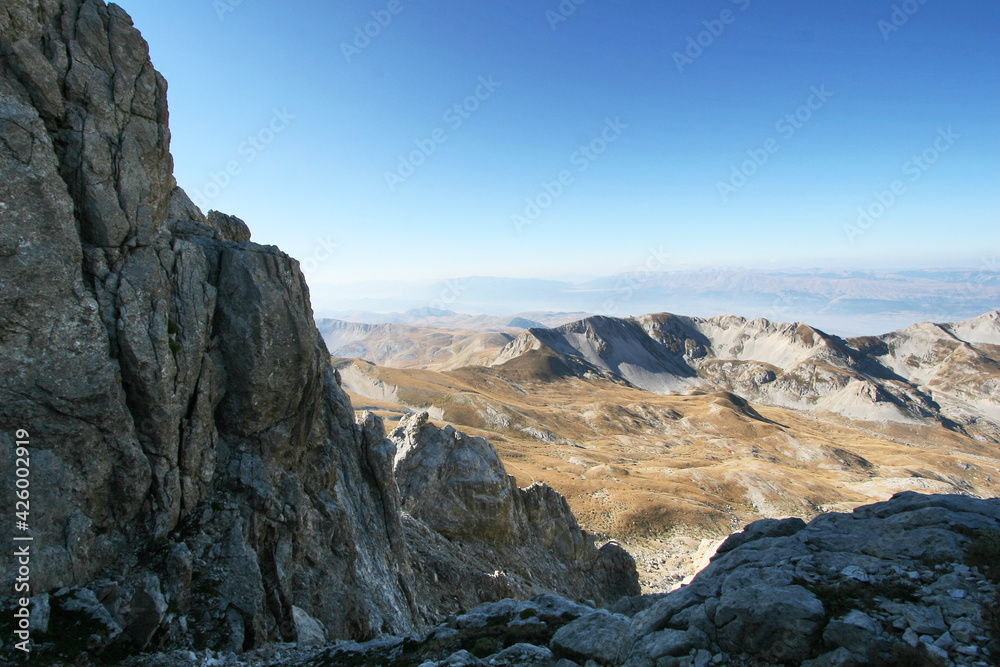 montagna italiana abruzzo gran sasso veduta sentieri lago 