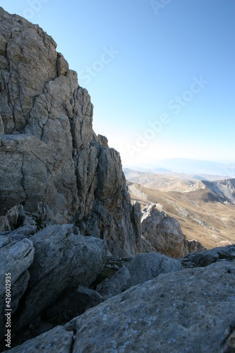 montagna italiana abruzzo gran sasso veduta sentieri lago © massimodimascio