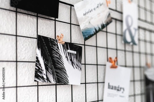Postkarten mit Fotos und Typografie an einer Pinnwand befestigt mit metallklammern | Büro, Schreibtisch, Homeoffice, Dekoration, Wanddeko, Grafikdesign