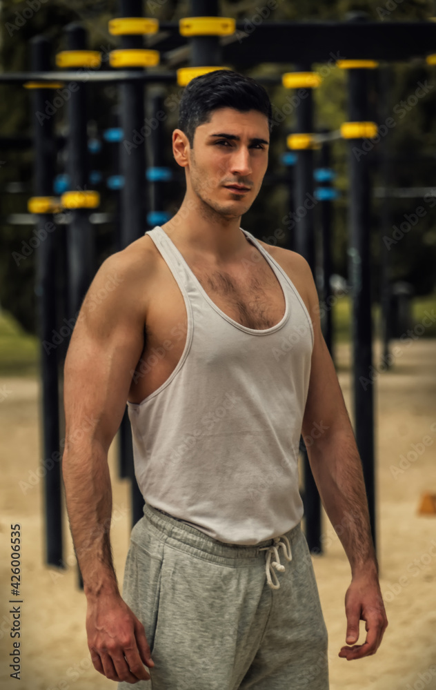 hombre musculoso con camiseta blanca, entrenador personal, cuerpo  escultural foto de Stock | Adobe Stock
