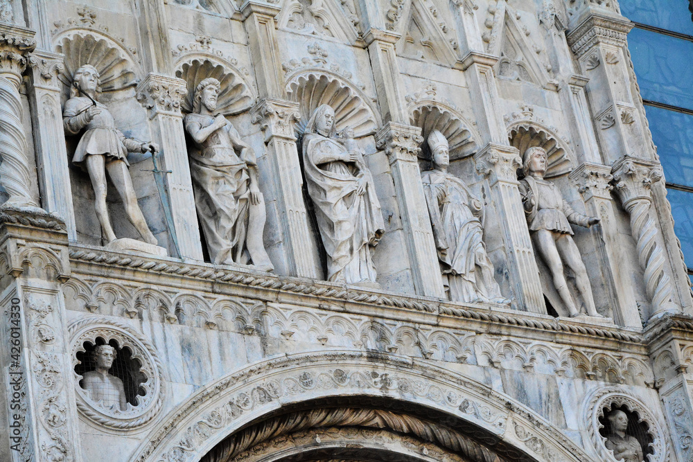 Un dettaglio del Duomo di Como in Lombardia, Italia.