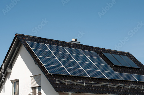 Obraz na płótnie a roof of a building with solar panels w salonie