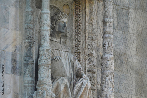 La statua di Plinio il Giovane sulla facciata del Duomo di Como.