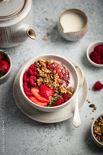 Petit déjeuner bol de granola yaourt fraises et framboises