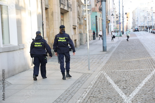 Straż miejska na patrolu miasta wrocław.