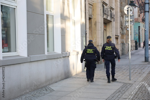 Straż miejska na patrolu miasta wrocław.