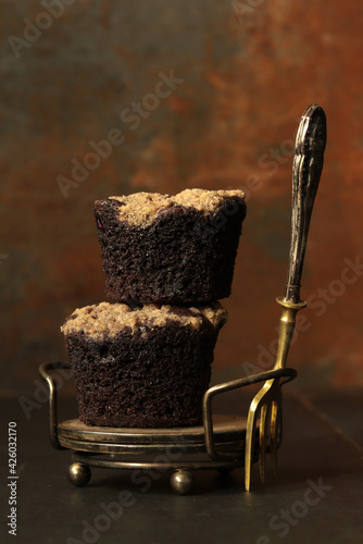 kleine Schokoladenkuchen mit Kaffeestreusel photo