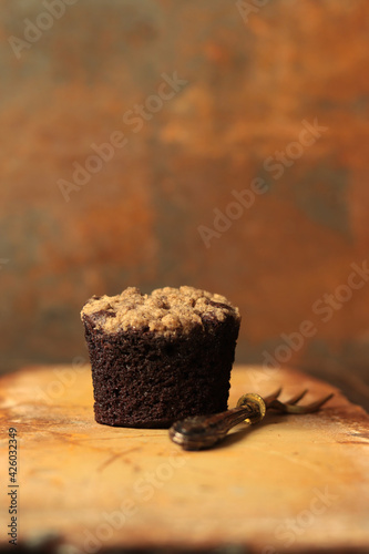 kleine Schokoladenkuchen mit Kaffeestreusel photo