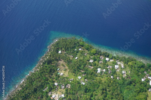 Luftaufnahme von der Küste Papua-Neuguineas bei Madang photo