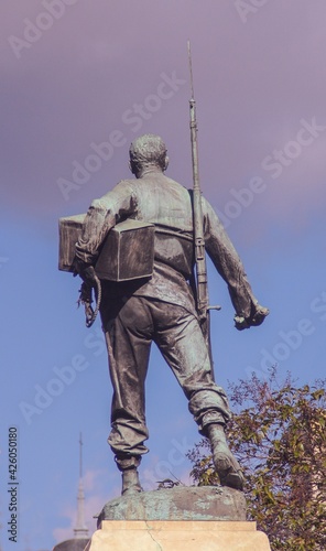 La parte posterior del monumento de Eloy Gonzalo, el héroe de El Cascorro, en la Plaza de El Cascorro, Madrid. Esta estatua se encuentra en el lugar donde se realiza el mercadillo todos los domingos e