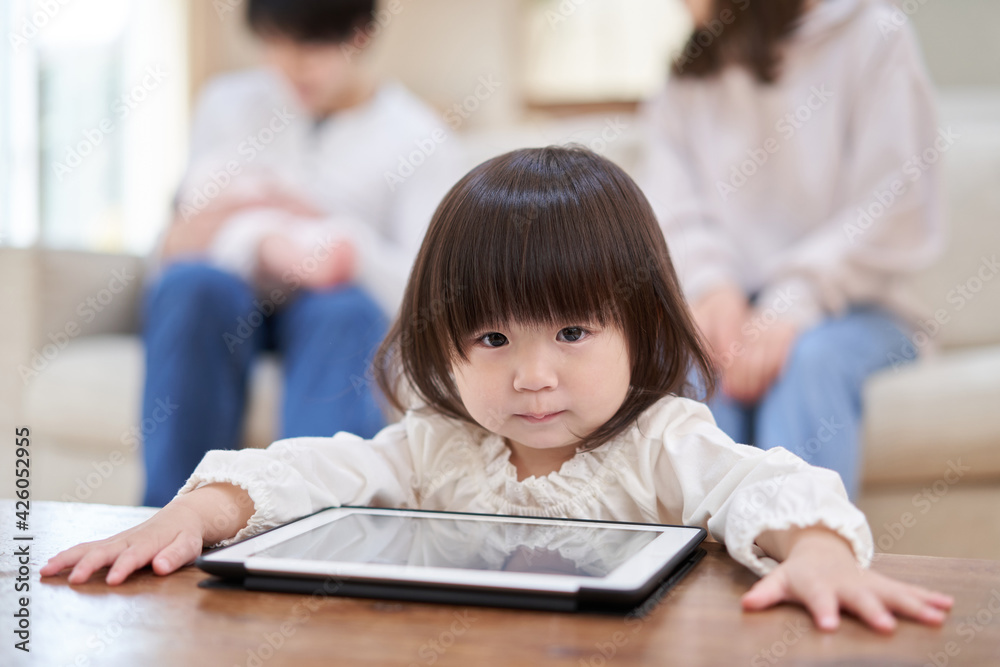 1人でタブレットを見るアジア人の女の子 1人でタブレットを見るアジア人の女の子