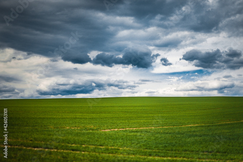 minimalistyczny krajobraz, chmury burzowe  © kcz