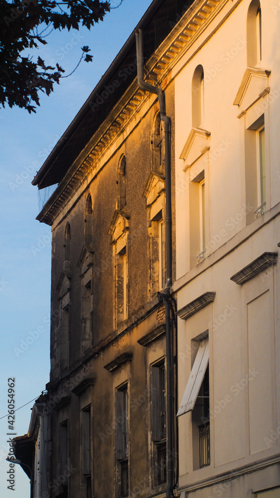 Rues de Casteljaloux, bordées de bâtiments à l'architecture ancienne