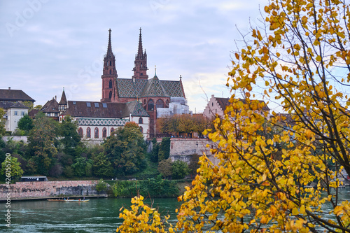 Foto View of a house front on the banks of the Rhine in Basel, Switzerland, in the fall of 2020